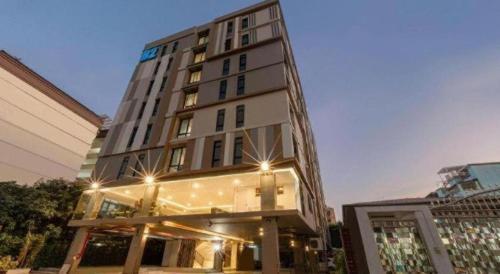 B2 Huai Khwang Boutique & Budget Hotel - Tap to explore photos