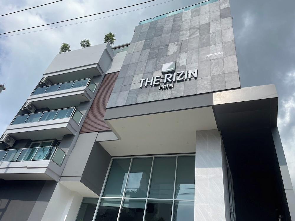The Rizin Hotel Phratumnak - Tap to explore photos