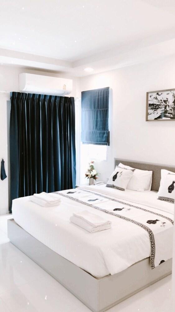 Icare Residence & Hotel Room Type - Deluxe Room