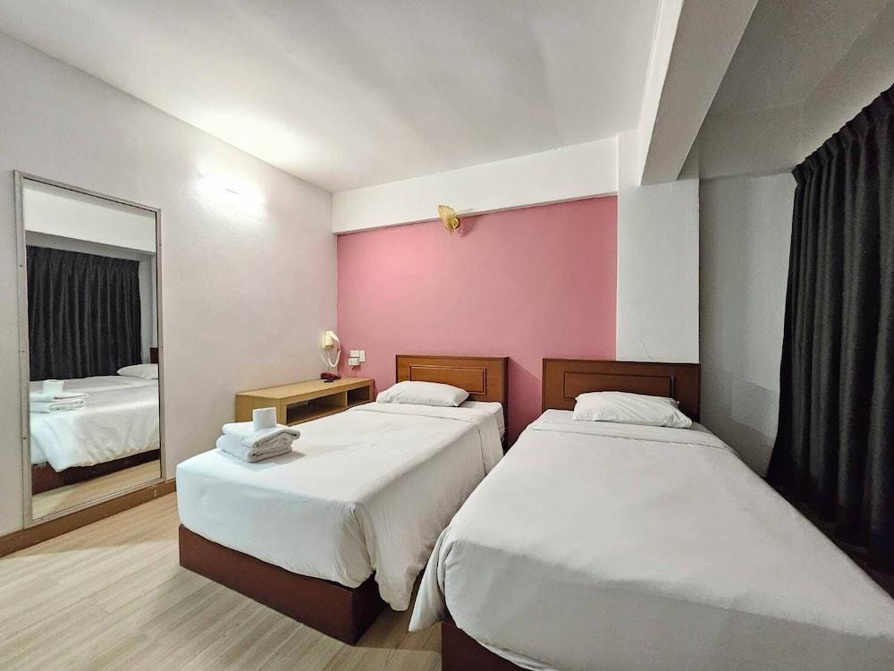 Crown   Bts   Nana  Hotel Room Type - Standard Twin Room, 2 Twin Beds