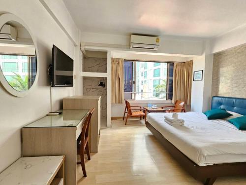 Crown   Bts   Nana  Hotel Room Type - Superior Double Room with Bath Tub