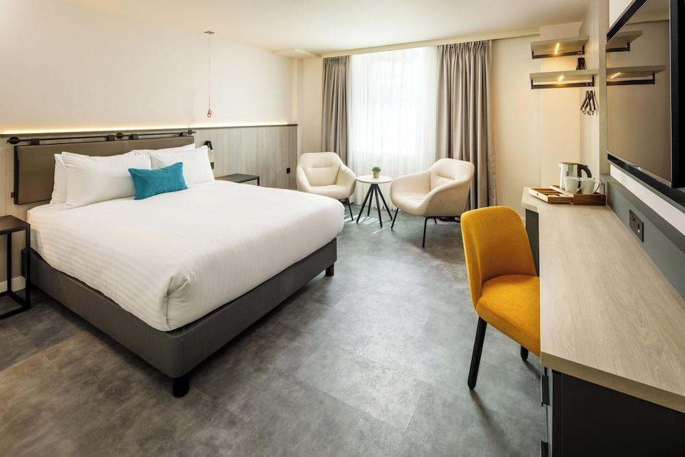 Southgate Hotel London Room Type - Deluxe Accessible Room