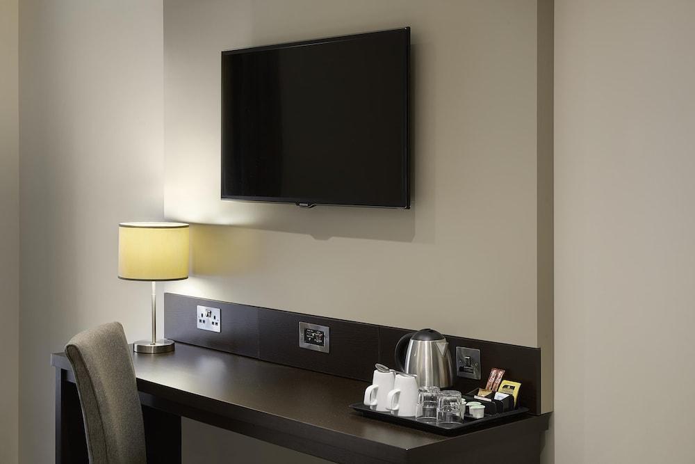 Premier Inn London Chiswick - Tap to explore photos