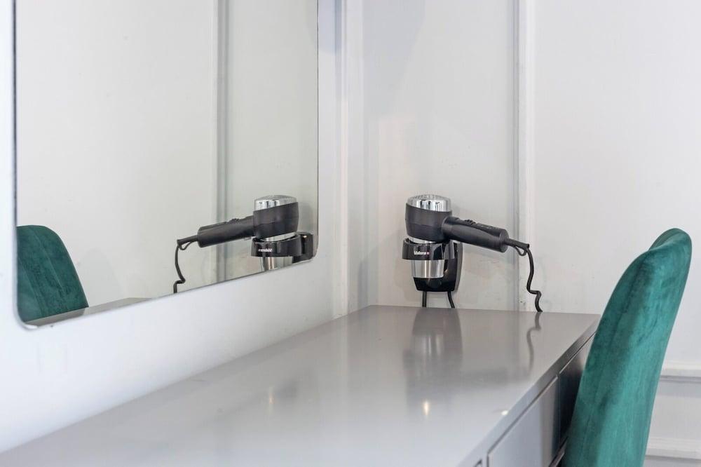 London Paddington Apartments - Tap to explore photos