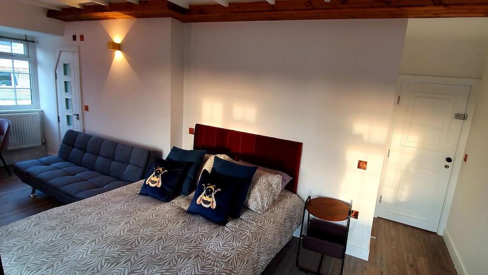 Angel Townhouse Room Type - Deluxe Suite, Hot Tub, City View (2nd Floor)