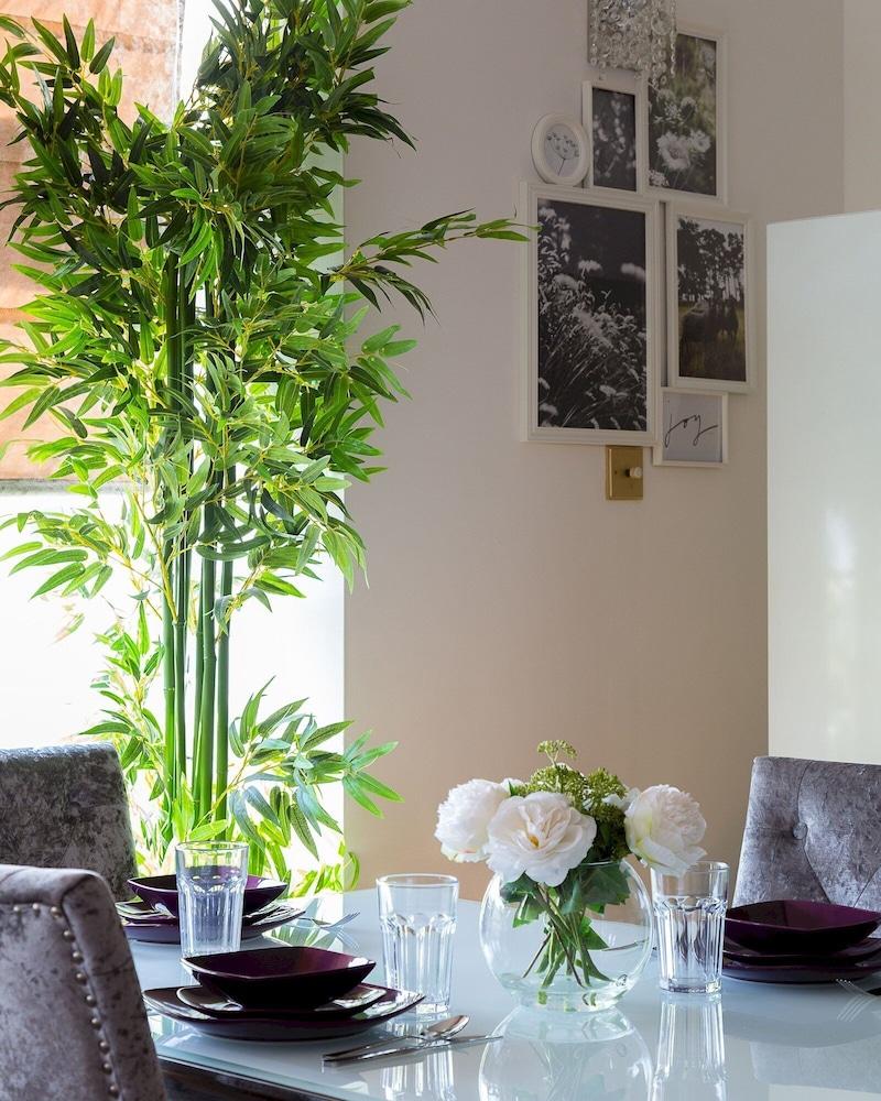 Designer 2-bed 2-bath Behind Selfridges - Tap to explore photos