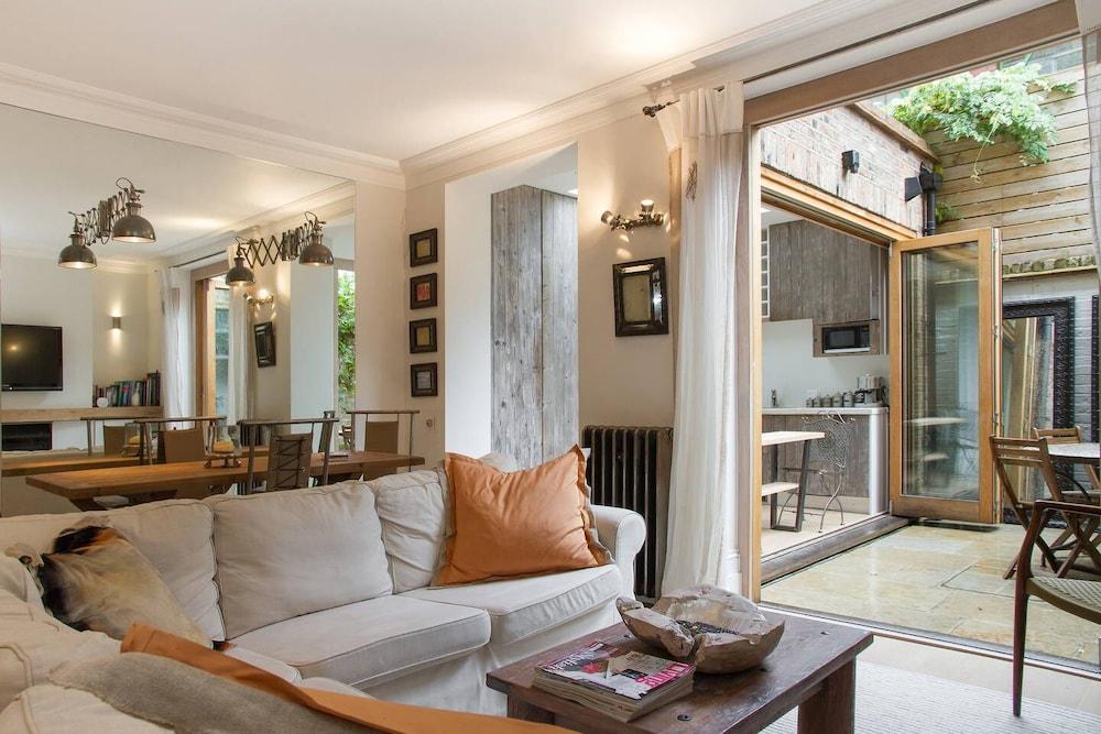 Retreat to a Stylish Flat in Chelsea - Tap to explore photos