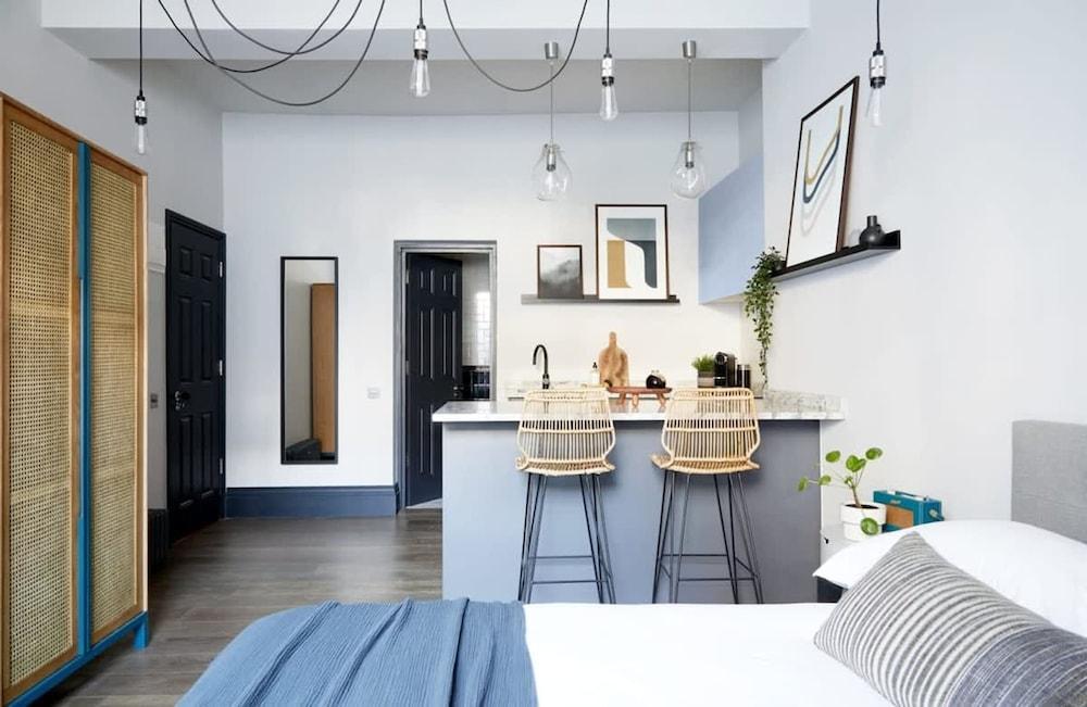 Contemporary Studio - Minutes From Angel Tube St - Tap to explore photos