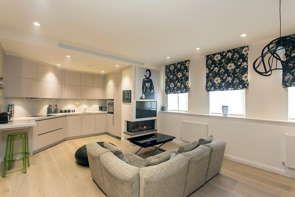 Ultra Modern 1-bedroom Apartment in Soho - Tap to explore photos