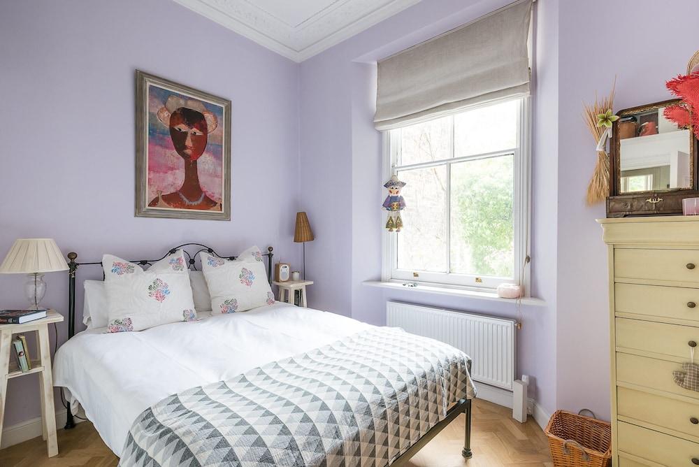 Distinctive Kensington 1-bed flat - Tap to explore photos