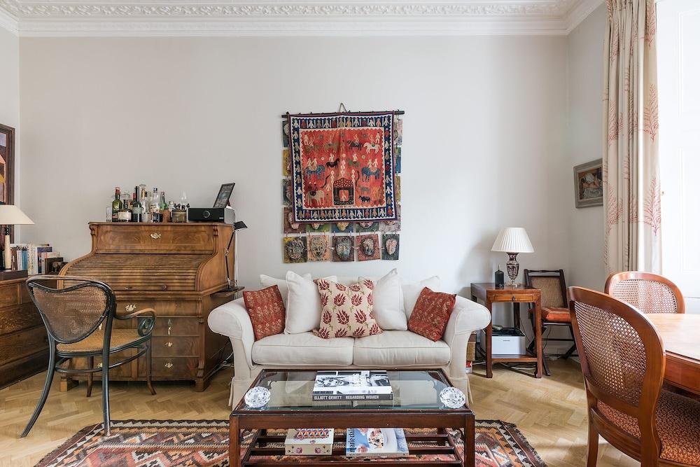 Distinctive Kensington 1-bed flat - Tap to explore photos