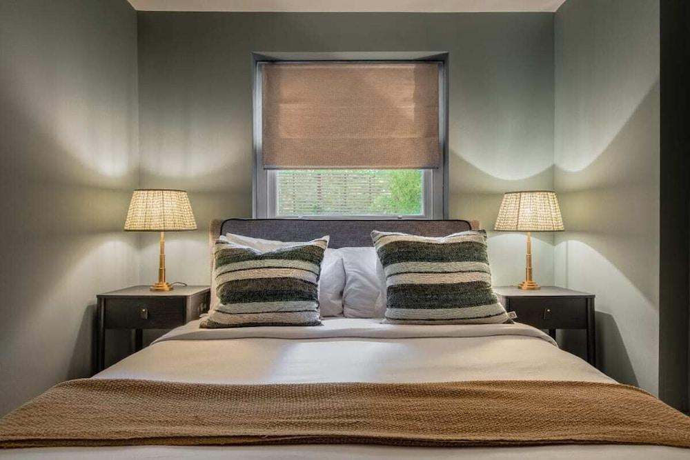 The Heart of Shepherds Bush - Modern 2bdr Apartment With Garden - Tap to explore photos