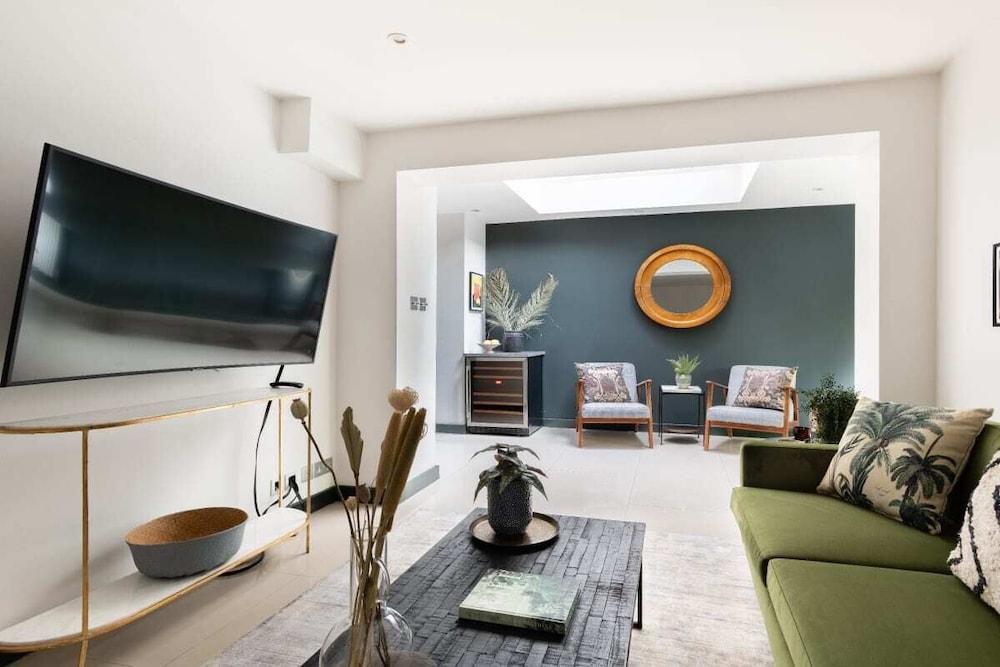 The Heart of Shepherds Bush - Modern 2bdr Apartment With Garden - Tap to explore photos