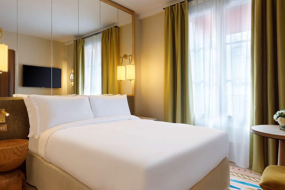 Le Belgrand Hotel Paris Champs Elysees, Tapestry by Hilton Room Type - Deluxe Room, 1 Double Bed