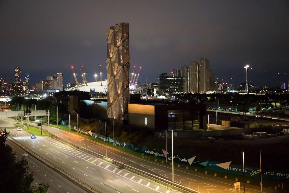 Radisson RED London Greenwich The O2 - Tap to explore photos