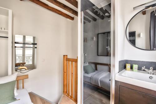 Charming Duplex Studio in the heart of Paris - Tap to explore photos