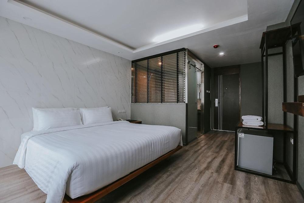 Bangkok City Link Hotel Room Type - Deluxe Room, 1 King Bed, Non Smoking, Private Bathroom
