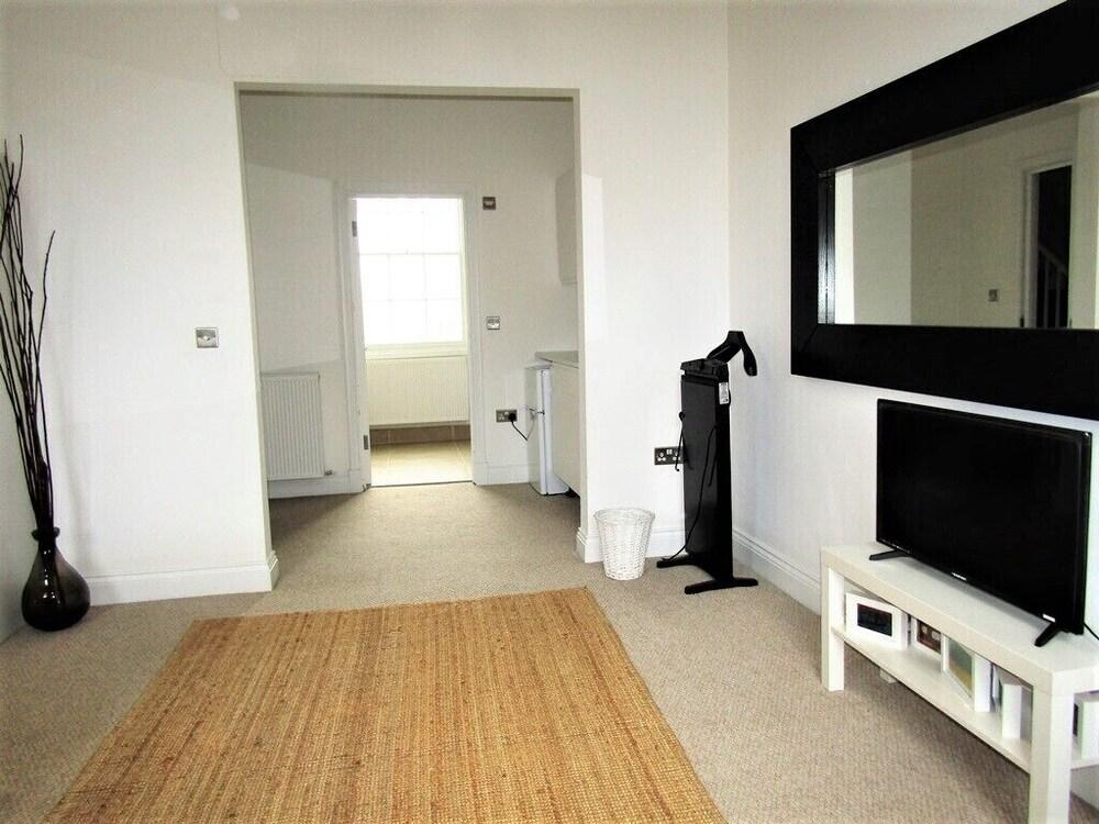 Large Private Double En-suite - 5 - Tap to explore photos