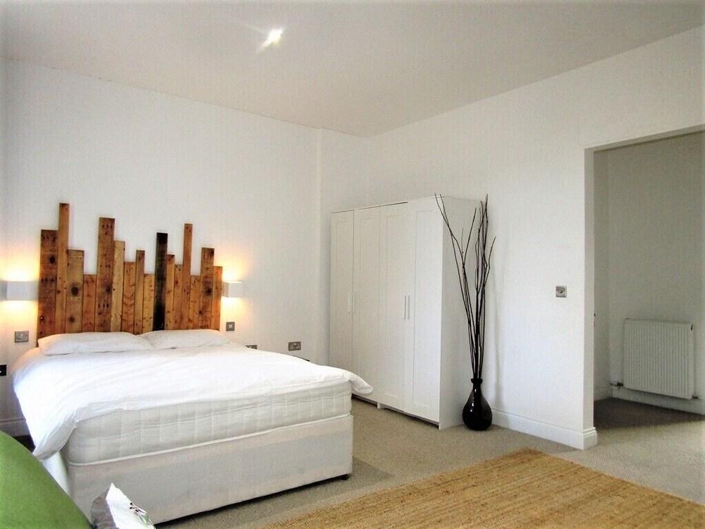 Large Private Double En-suite - 5 - Tap to explore photos