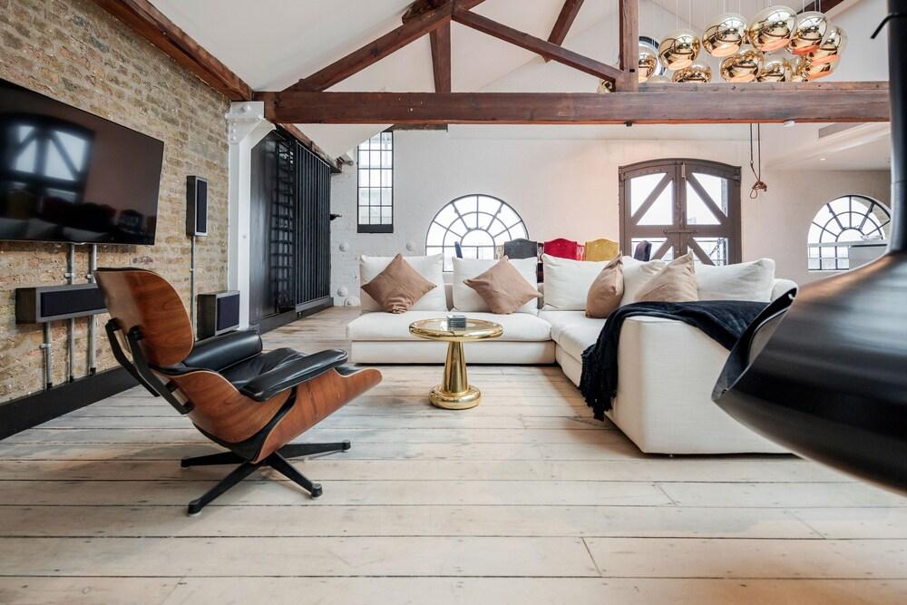 Skyline Water Front Penthouse Apartment - Tap to explore photos
