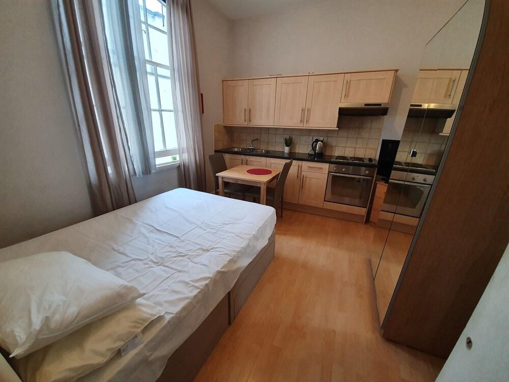 Studio Apartment in South Kensington 10 - Tap to explore photos