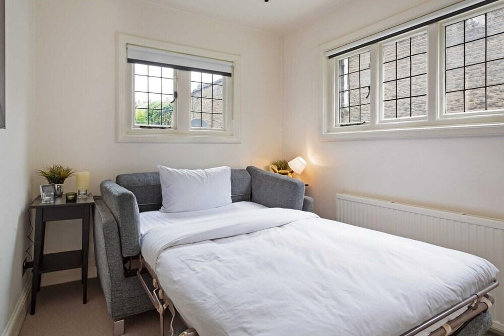 Bright 2 Bedroom Apartment in South Kensington - Tap to explore photos