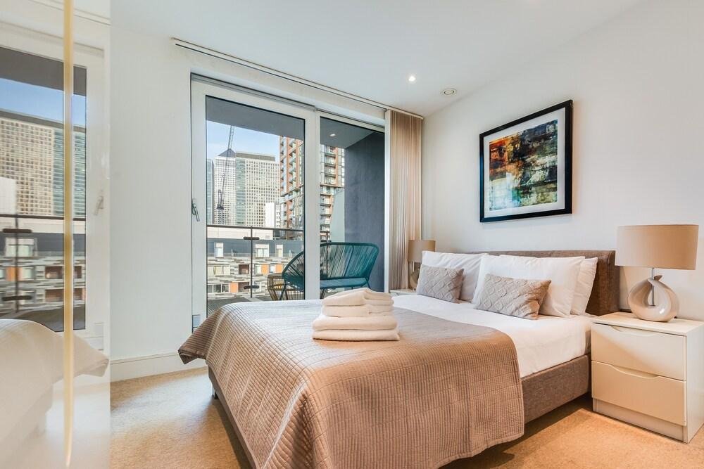 Two Bedroom Apartment in Canary Wharf - Tap to explore photos