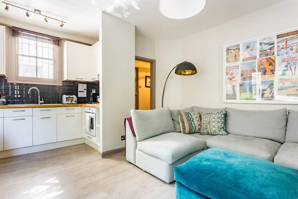 Delightful 2 bed Garden Flat in Shepherd's Bush - Tap to explore photos