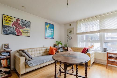 Characterful 1 Bedroom Flat Close to DLR - Tap to explore photos