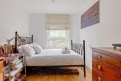 Characterful 1 Bedroom Flat Close to DLR - Tap to explore photos