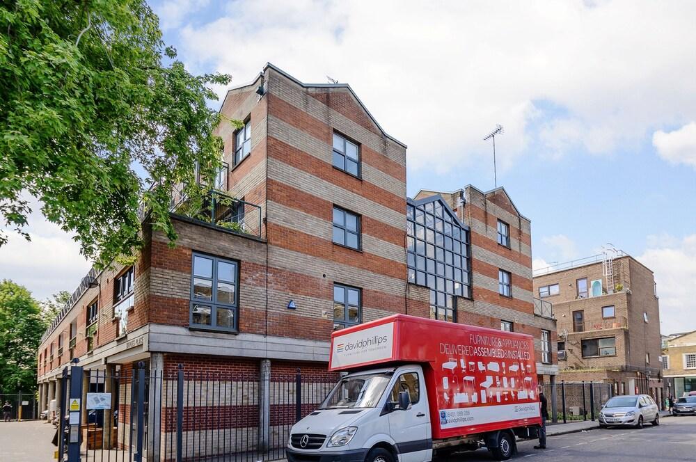 Camden – Randolph Street by Viridian Apartments - Tap to explore photos