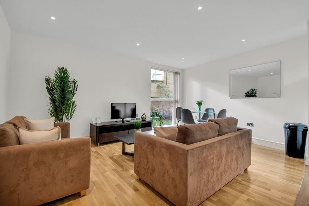 One Bed Apartment in Waterloo near Southwark - Tap to explore photos