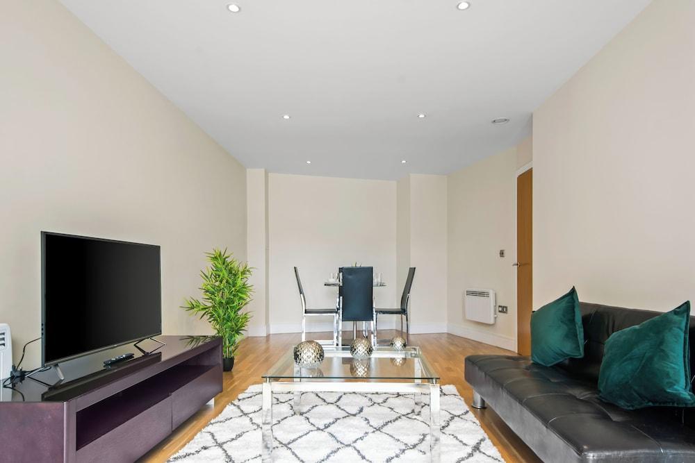 One Bed Apartment in Waterloo near Southwark - Tap to explore photos