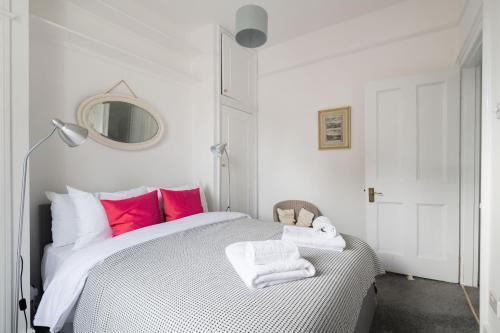 At Home in Chelsea - Tap to explore photos