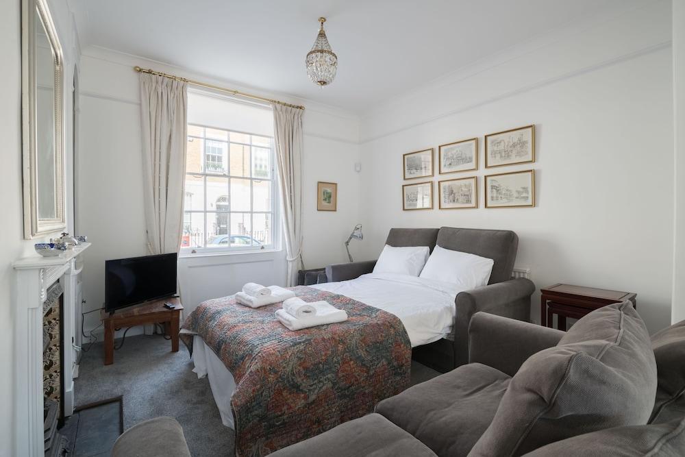 At Home in Chelsea - Tap to explore photos
