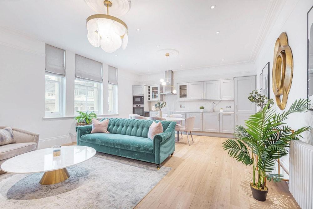Royal Kensington - Standard 3 bed - Tap to explore photos