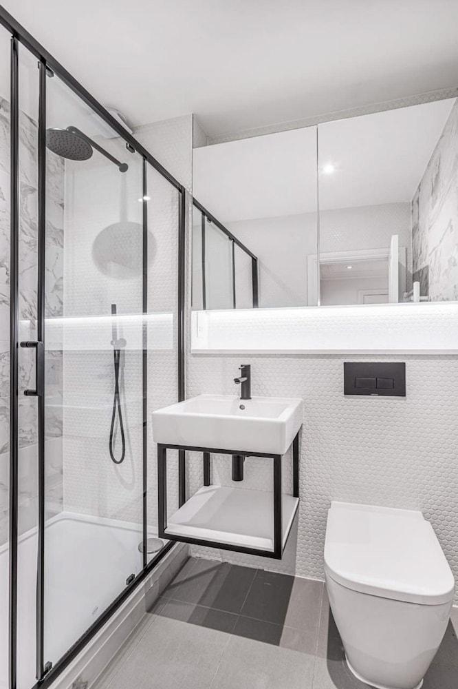 Royal Kensington - Standard 3 bed - Tap to explore photos