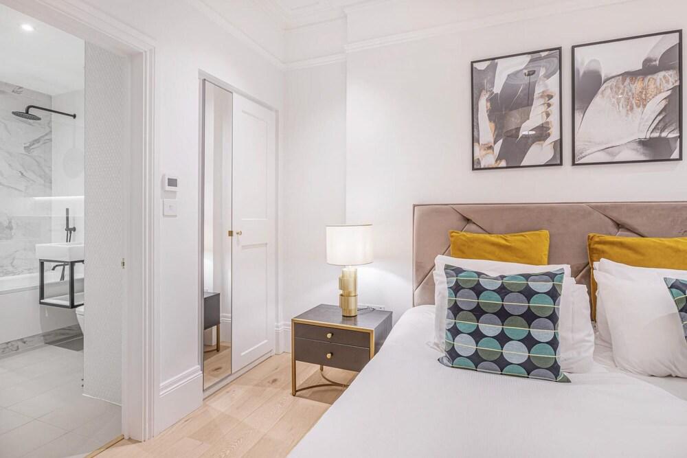 Royal Kensington - Standard 3 bed - Tap to explore photos