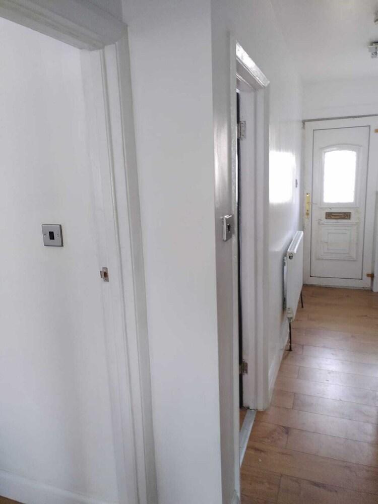 Remarkable 3-bed House in Hounslow - Tap to explore photos