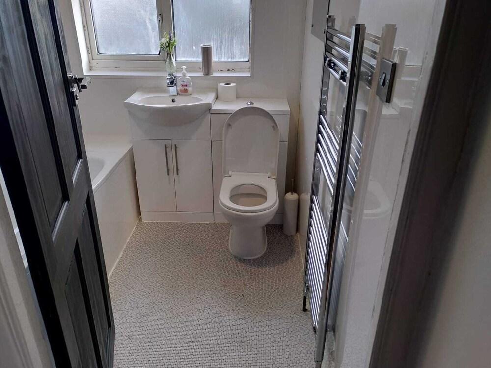 Remarkable 3-bed House in Hounslow - Tap to explore photos