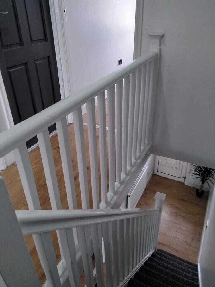 Remarkable 3-bed House in Hounslow - Tap to explore photos