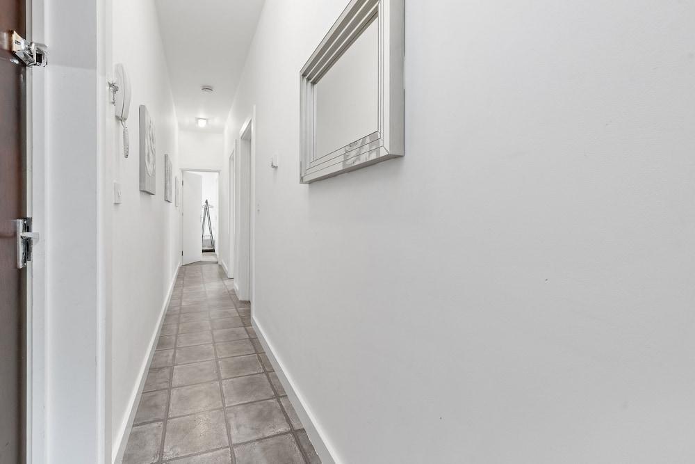West Ealing SVD Apt. - 2 Bedroom 2 Bath - Tap to explore photos