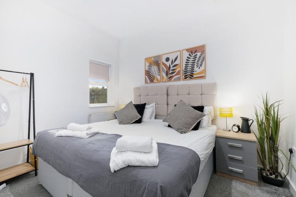 West Ealing SVD Apt. - 2 Bedroom 2 Bath - Tap to explore photos