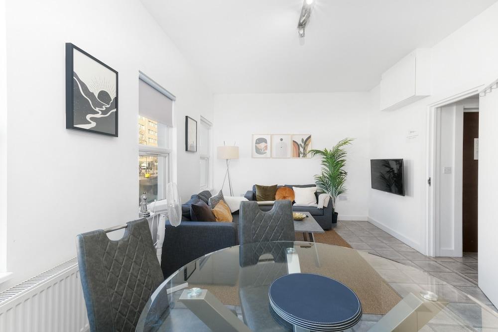 West Ealing SVD Apt. - 2 Bedroom 2 Bath - Tap to explore photos