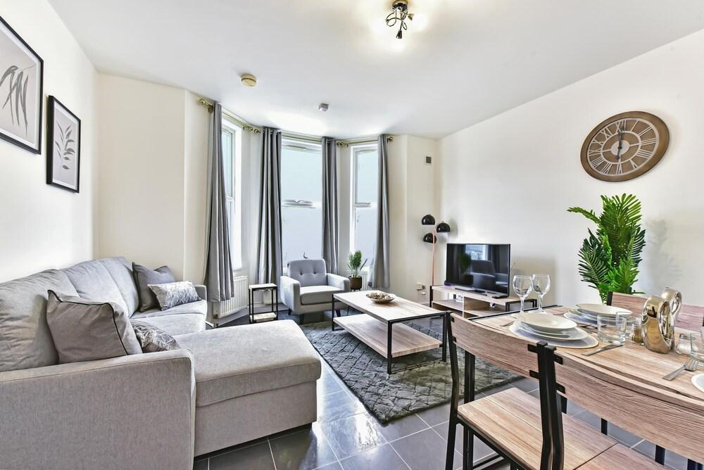West Ealing SVD Apt. - 2 Bedroom 2 Bath - Tap to explore photos