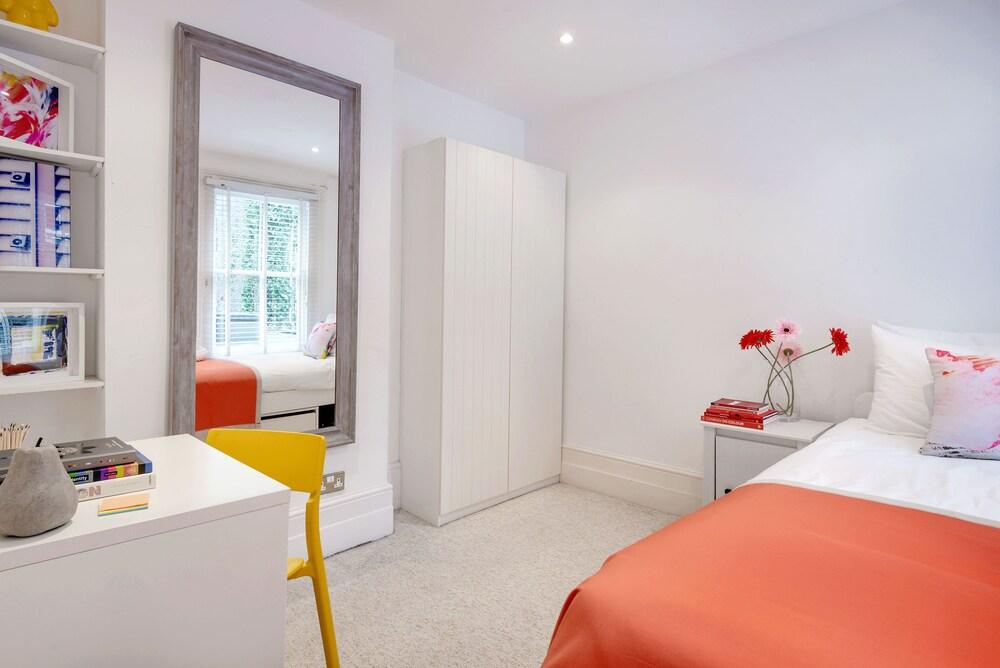 Colourful West Kensington Home Close to Earls Court - Tap to explore photos