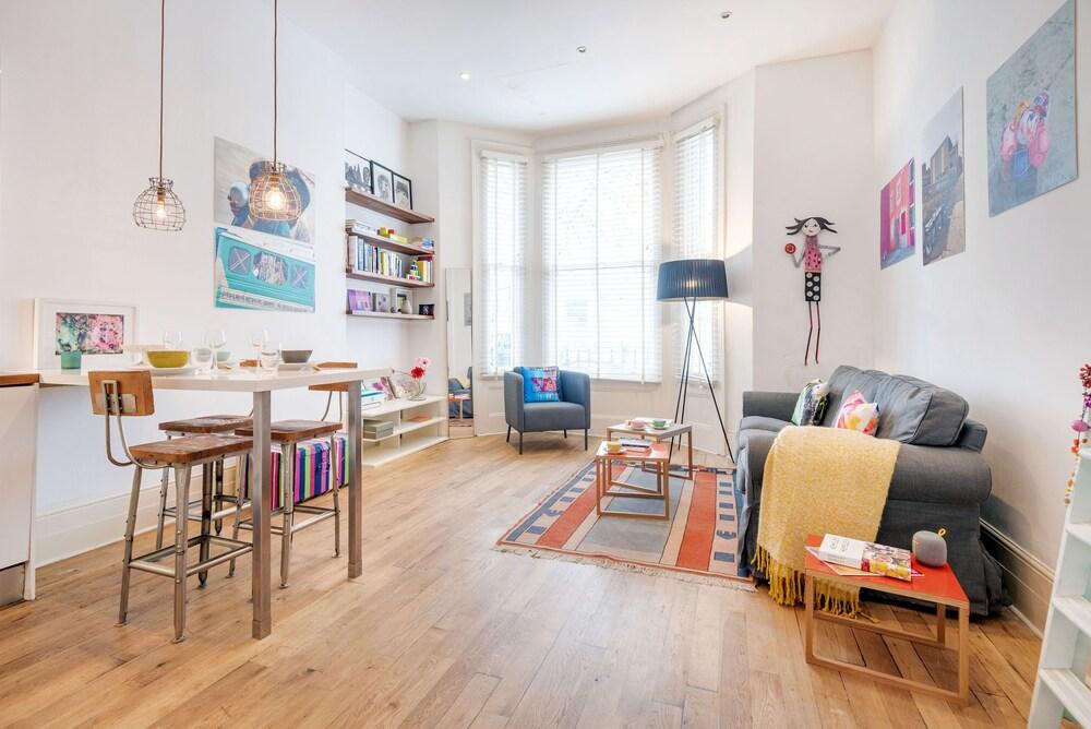 Colourful West Kensington Home Close to Earls Court - Tap to explore photos