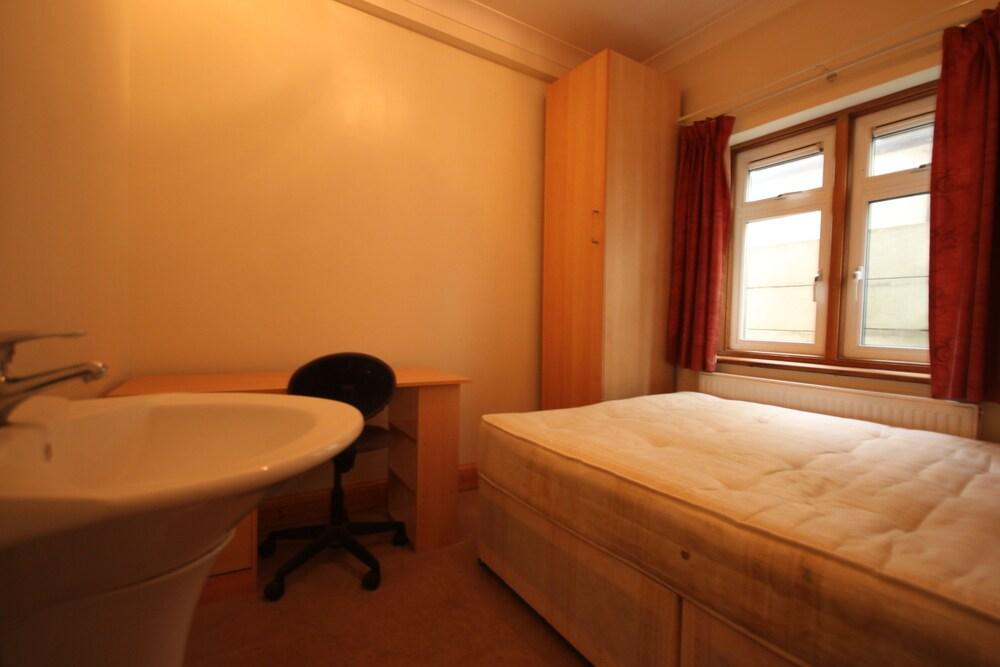 Draycott Guest House - Tap to explore photos