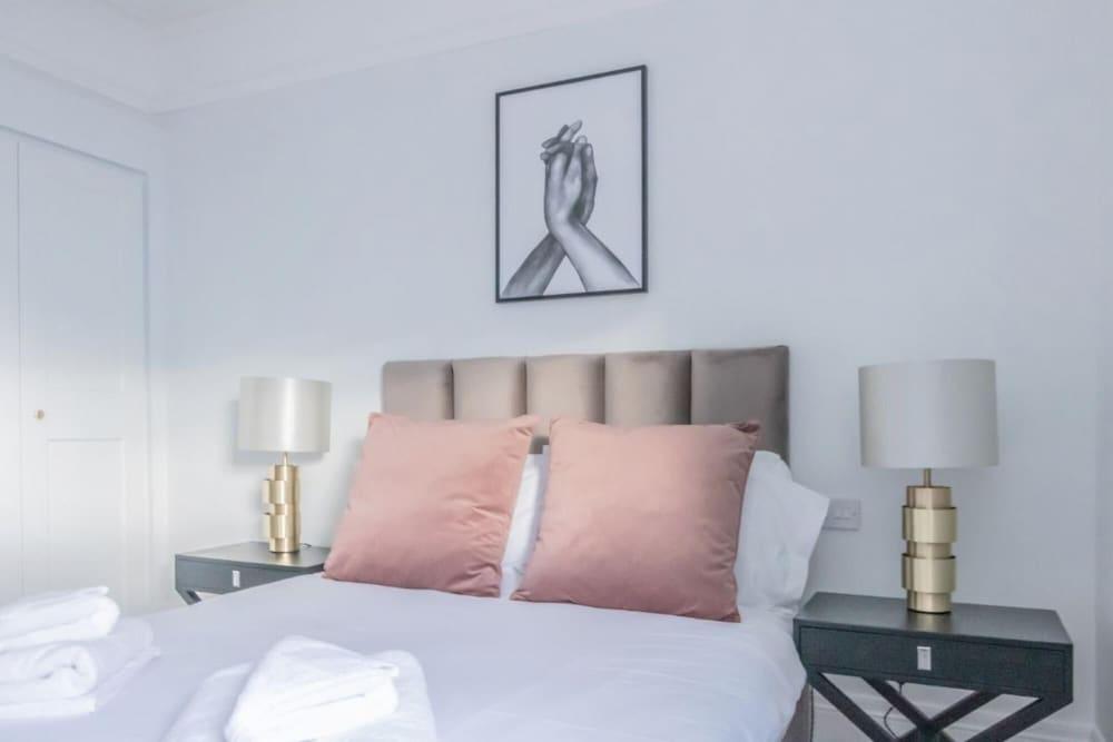 Royal Kensington - Premium 3 bed - Tap to explore photos