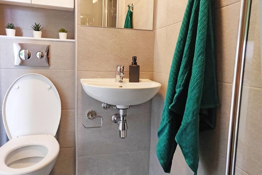 Sophisticated Studios Greenwich - Tap to explore photos